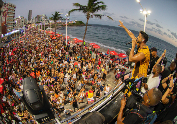 Parangolé abre temporada do Carnaval no furdunço