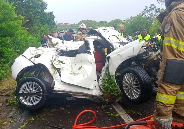 Quatro pessoas morrem e outra fica ferida após carro capotar e bater em árvore na BA-099