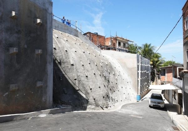Travessa em Mirantes de Periperi recebe obra contenção de encosta