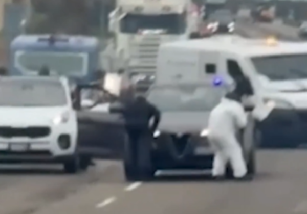 Vídeo: grupo fortemente armado com fuzis assalta carro-forte no sul da Itália
