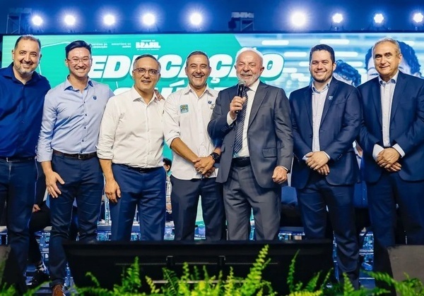 Lula brinca ao posar com prefeitos do PL em foto: ‘Valdemar vai bater neles’