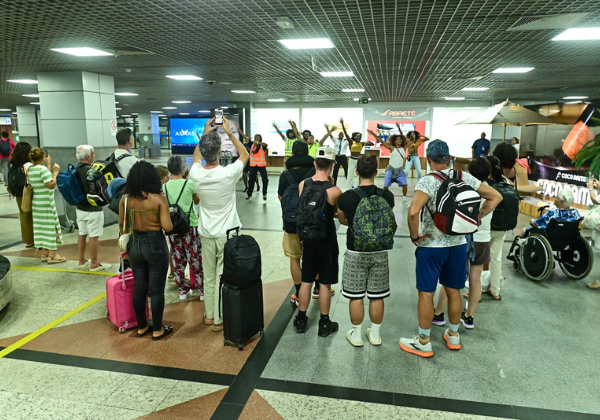 Receptivo artístico marca chegada de turistas para o Carnaval 2026 no Aeroporto de Salvador