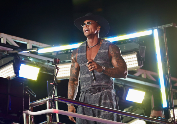 Léo Santana comanda Pipoco e arrasta multidão no pré-Carnaval de Salvador