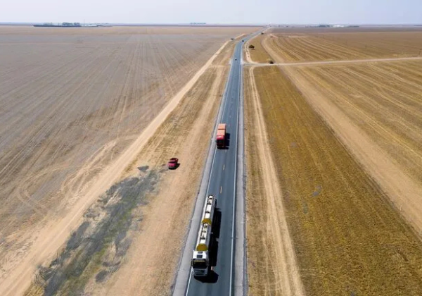 Ônibus com 42 passageiros tomba na BR-020 no oeste baiano