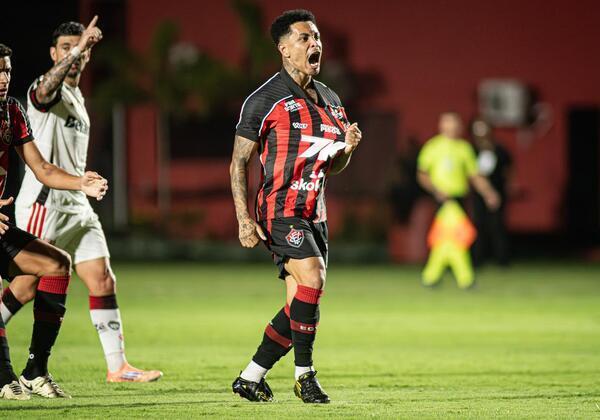 Vitória desperdiça pênalti e perde para Flamengo no Barradão