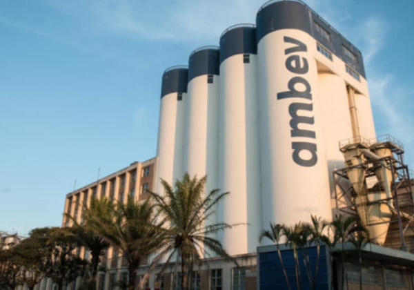 Lucro líquido da Ambev cai quase 10% no quarto trimestre