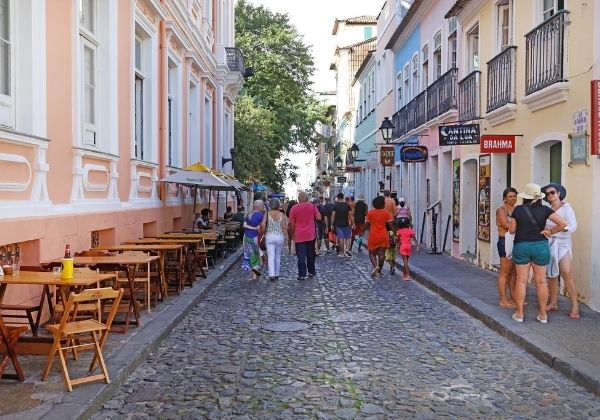 Serviços na Bahia crescem 0,9% em dezembro, mas fecham 2025 com queda de 1,1%