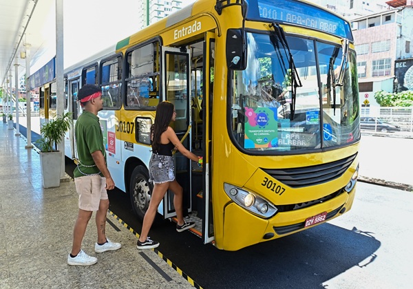 Linhas especiais gratuitas transportam 66,5 mil pessoas; número de veículos privados cai 18% no 1º dia de Carnaval