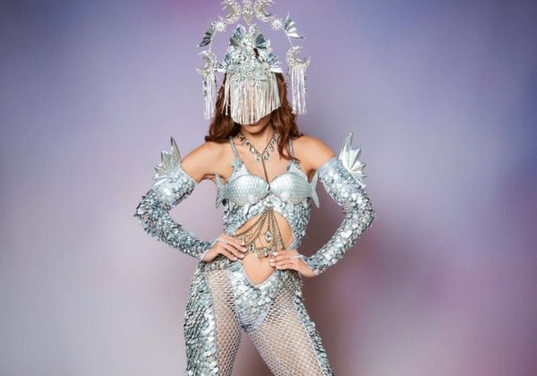 Bloco da Anitta: cantora homenageia signo de peixes com figurino em Salvador
