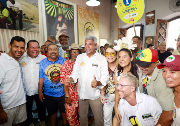 Jerônimo Rodrigues acompanha tradicional saída do bloco afro Olodum no Pelourinho
