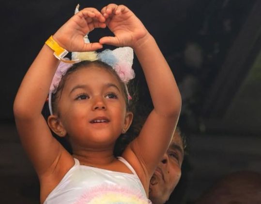 Liz, encanta foliões no trio elétrico ao lado do pai dançando ao som de “Marquinha de fitinha”