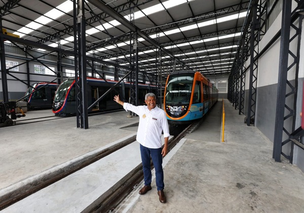Governador vistoria acoplamento do terceiro trem do VLT de Salvador