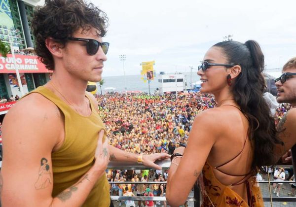 Marquezine brilha na folia baiana com vestido de R$ 15 mil exclusivo e estilo boho 