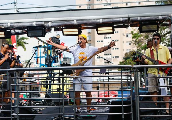Durval Lelys puxa pipoca no Campo Grande com estreia de nova música de trabalho