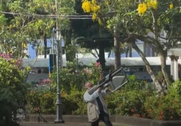 Segurança de Lula tenta derrubar drone não autorizado no circuito Osmar, em Salvador