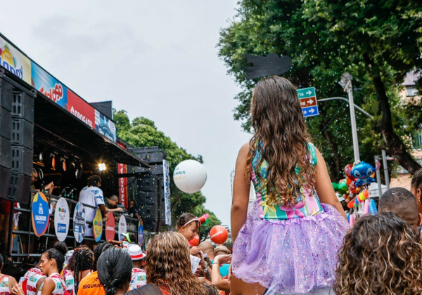 Trio de Tio Paulinho com Filhos de Jorge e pipoca de Carla Perez arrastam foliões mirins no Campo Grande