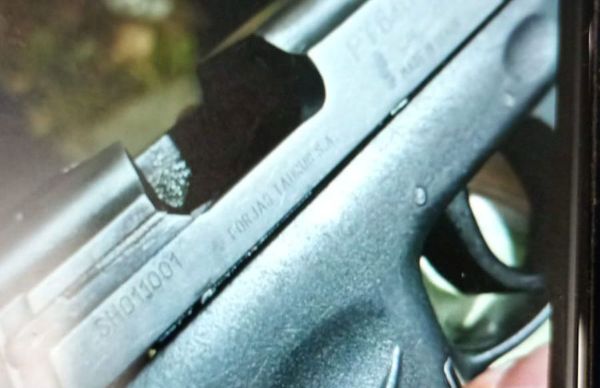 Abordagem do circuito Dodô, PMs encontram pistola e prendem criminoso em flagrante