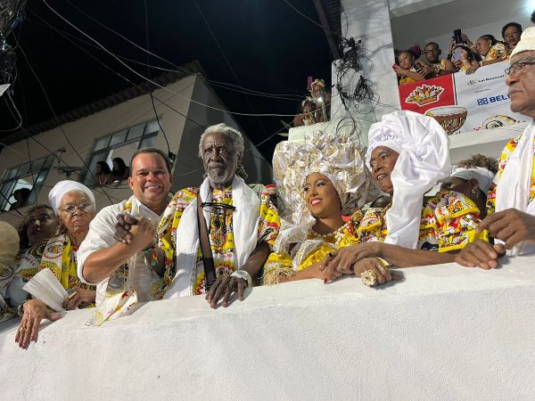 Geraldo acompanha saída do Ilê Aiyê ao lado do governador neste sábado de Carnaval