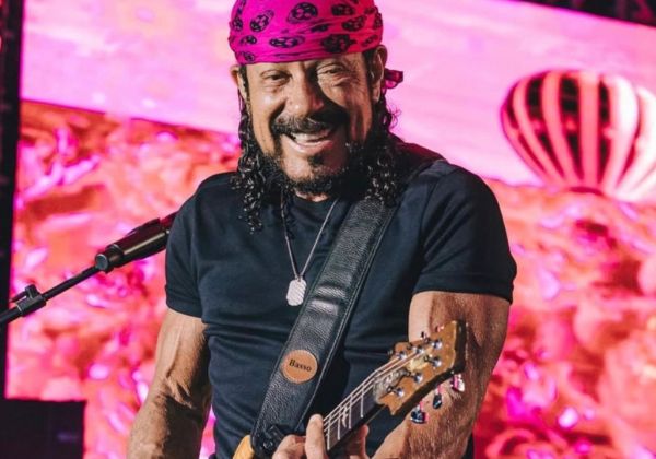 Bell Marques compra toda bebida de ambulante que teve tampa de isopor quebrada