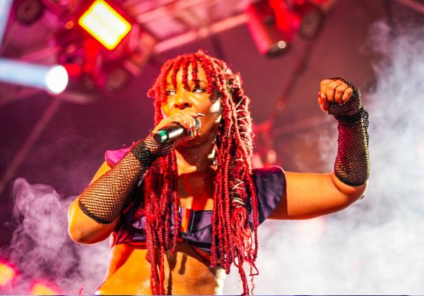 Larissa Luz agita público no Pelourinho com repertório marcado por ancestralidade