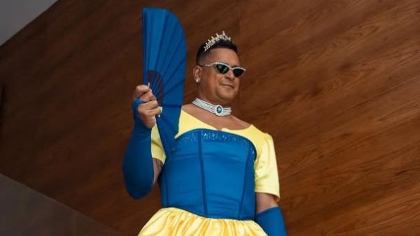 Xanddy Harmonia usa look inusitado no terceiro dia de folia; veja