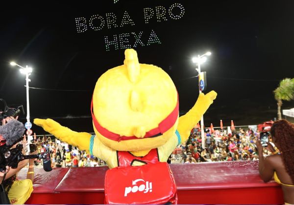 Mascote da Seleção Brasileira, Canarinho aproveita Carnaval de Salvador