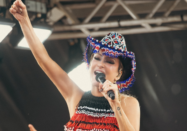 Claudia Leitte comanda trio em São Luís com homenagem à cultura maranhense