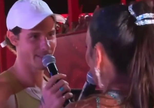 Em cima do trio, Shawn Mendes arrisca palavras em português, elogia Salvador e agradece a Ivete