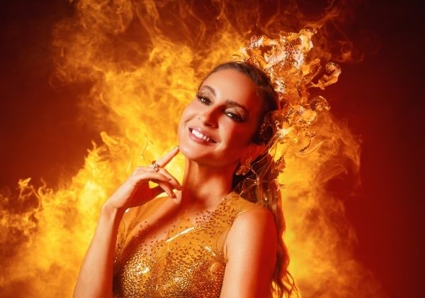 Claudia Leitte comanda show em camarote com look dourado inspirado em cerveja