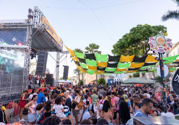Famílias levam crianças para curtir carnaval no Pelourinho