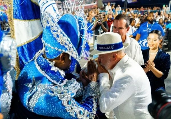 Globo perde audiência com desfile de escola de samba em homenagem a Lula