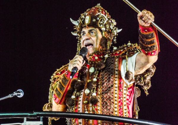 Durval Lelys transforma o Bloco Me Abraça em uma 'Alegre Aldeia Viking' no Carnaval 2026
