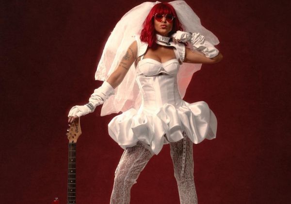 Alinne Rosa homenageia Rita Lee com look icônico no carnaval