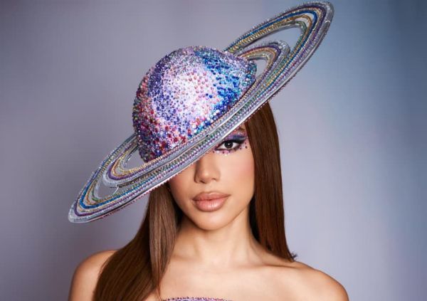 Anitta aposta em figurino de Saturno e leva conceito cósmico a show em São Paulo