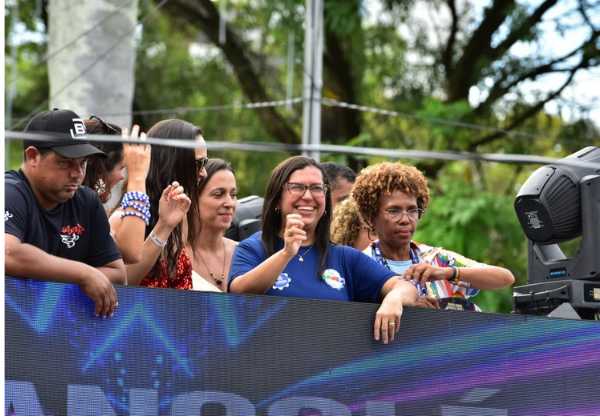 Vice-prefeita acompanha pipoca do Parangolé e destaca democratização do Carnaval
