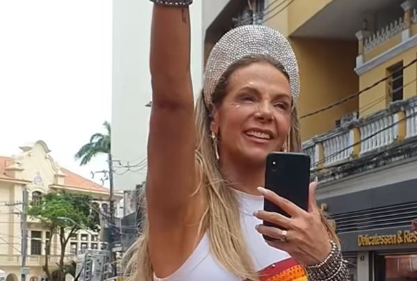 Carla Perez se pronuncia após ser acusada de racismo durante bloco