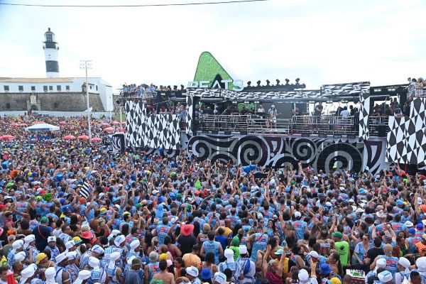 Camaleão pinta a avenida de azul e faz segundo dia de desfile com abadás esgotados