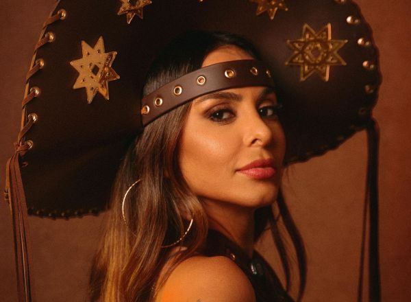 Alinee Rosa exalta força feminina do nordeste com look cangaceira