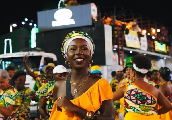 Ouro Negro: Muzenza desfila história e resistência no circuito Dodô