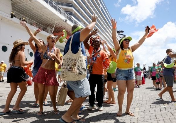 Maior cruzeiro da temporada chega a Salvador com 5 mil passageiros em clima de folia