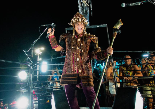 Durval Lelys encerra desfile do Me Abraça com multidão na Barra-Ondina