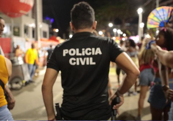 Mulher é presa acusada de extorquir turistas com pintura tribal no Carnaval