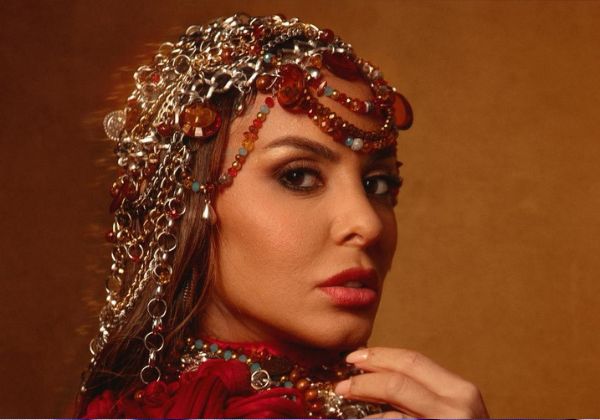 Alinne Rosa desfila no último dia de carnaval com look em homenagem a Ney Matogrosso