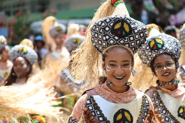 Ouro Negro: Pipoca do Olodum arrasta multidão com espetáculo de percussão no Campo Grande