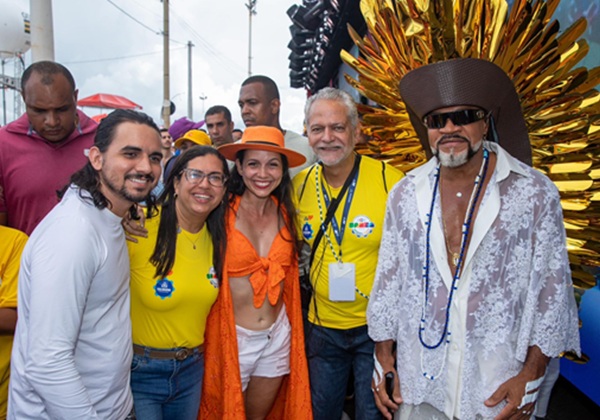 Vice-prefeita da capital participa do arrastão no encerramento do Carnaval de Salvador