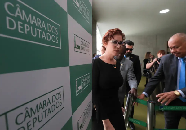 Moraes arquiva inquérito contra Carla Zambelli por coação e obstrução