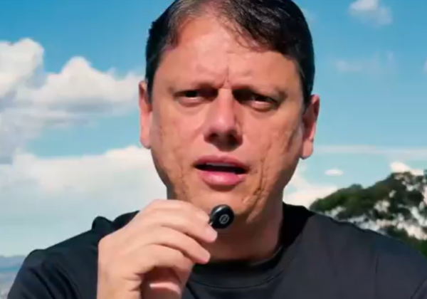 Tarcísio faz críticas ao governo e diz que desfile em homenagem a Lula é 'propaganda política'