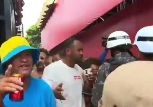 Apresentador da TV Bahia relata agressão de PM durante transmissão: 'Estou ao vivo'