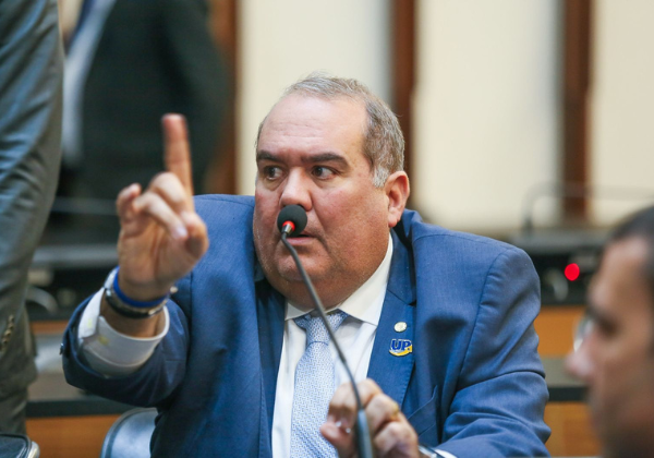 Deputado acusa Jerônimo Rodrigues de descumprir promessas feitas a prefeitos em 2022