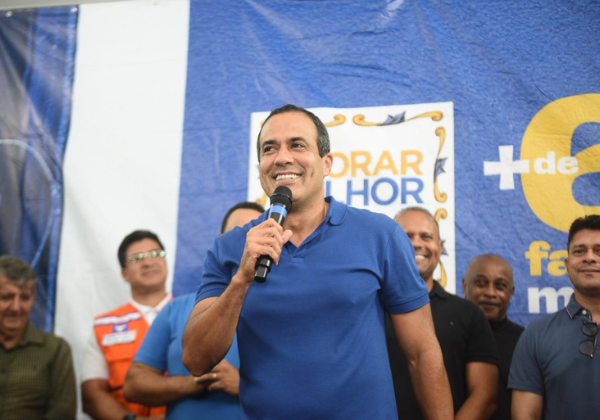 Bruno Reis entrega mais de 140 casa reformadas no bairro de Cajazeiras XI
